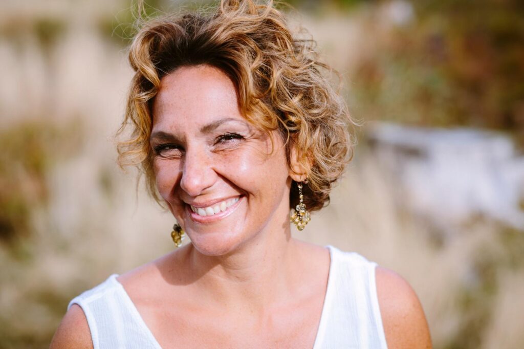 Ursula Karaca lächelt im Freien