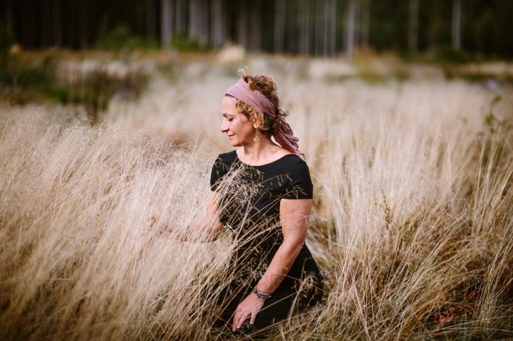Ursula Karaca im hohen Gras